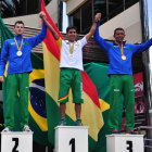 Quispe (c) celebra el triunfo en el podio.