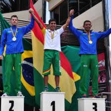 Quispe (c) celebra el triunfo en el podio.