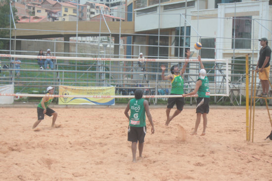 Un pasaje del partido final entre las duplas Heredia-Barrn y Calvo-Calvo.