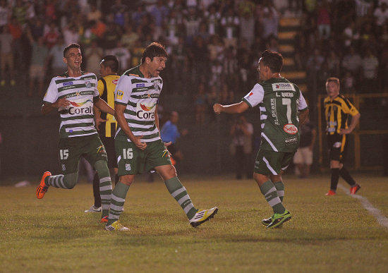 La eufrica celebracin del defensor central de Oriente Petrolero, Ronald Raldes, que marc su primer gol tras volver a este club.