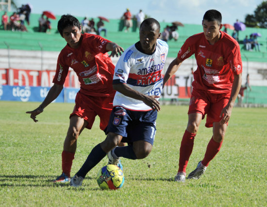 Dos escenas del partido disputado ayer, en Montero, entre Guabir y Universitario.