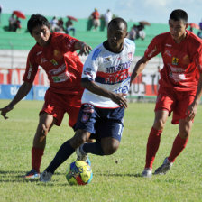 Dos escenas del partido disputado ayer, en Montero, entre Guabir y Universitario.