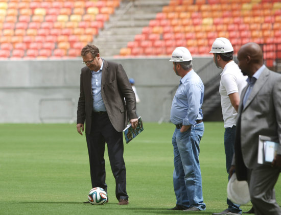 Jrme Valcke (i), de la FIFA, visit el estadio brasileo de Manaos.