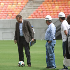 Jrme Valcke (i), de la FIFA, visit el estadio brasileo de Manaos.