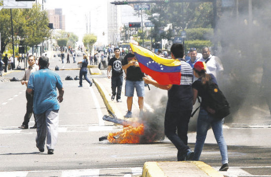 TENSIN. Cientos de estudiantes en Caracas, volvieron a manifestarse en las calles ayer.