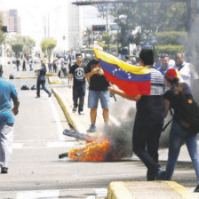 TENSIN. Cientos de estudiantes en Caracas, volvieron a manifestarse en las calles ayer.