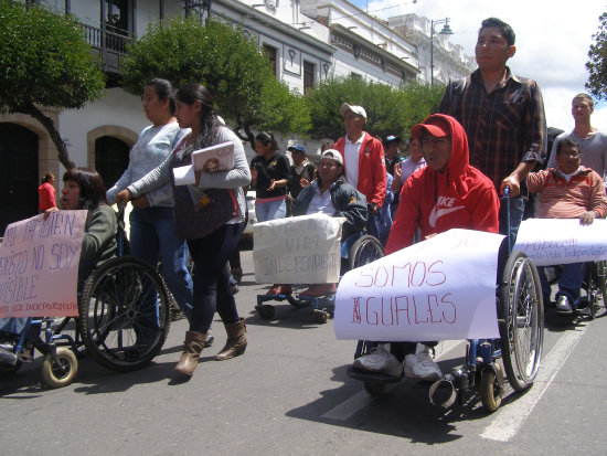 PROTESTA. Las personas con discapacidad fsica estn impedidos de circular.