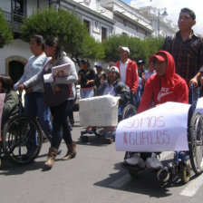 PROTESTA. Las personas con discapacidad fsica estn impedidos de circular.