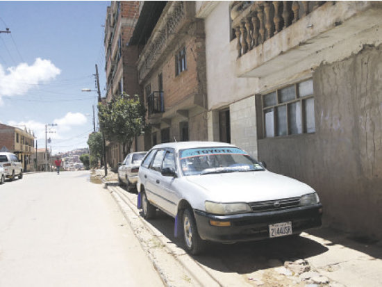 INFRACCIN. Dos vehculos estacionados sobre la acera de la avenida Agustn Mguez.