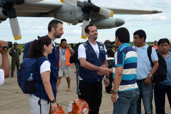 TRINIDAD. El ministro de Defensa, Rubn Saavedra, recibe a voluntarios argentinos.