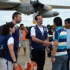 TRINIDAD. El ministro de Defensa, Rubn Saavedra, recibe a voluntarios argentinos.