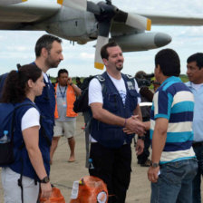 TRINIDAD. El ministro de Defensa, Rubn Saavedra, recibe a voluntarios argentinos.