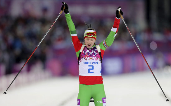 Darya Domracheva celebra su victoria en la prueba de 12,5 kilmetros.