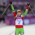 Darya Domracheva celebra su victoria en la prueba de 12,5 kilmetros.