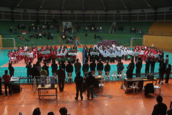 Una toma general de los equipos participantes durante la inauguracin; abajo, el equipo local posa sin su uniforme para este campeonato.