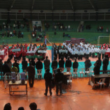 Una toma general de los equipos participantes durante la inauguracin; abajo, el equipo local posa sin su uniforme para este campeonato.