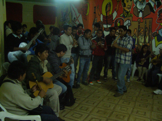 ENSAYO: La estudiantina Los Destacados durante su ensayo general.