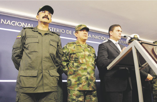 ANUNCIO. Representanes del Ejecutivo colombiano anuncian junto a jefes militares los cambios dispuestos en medio de las denuncias de corruptelas. .