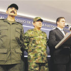 ANUNCIO. Representanes del Ejecutivo colombiano anuncian junto a jefes militares los cambios dispuestos en medio de las denuncias de corruptelas. .