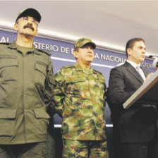 ANUNCIO. Representanes del Ejecutivo colombiano anuncian junto a jefes militares los cambios dispuestos en medio de las denuncias de corruptelas. .