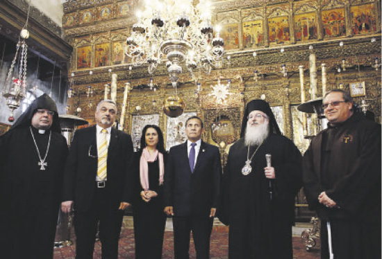 HISTRICO. Humala junto a Mahmud Abs en el Palacio de Mukata.