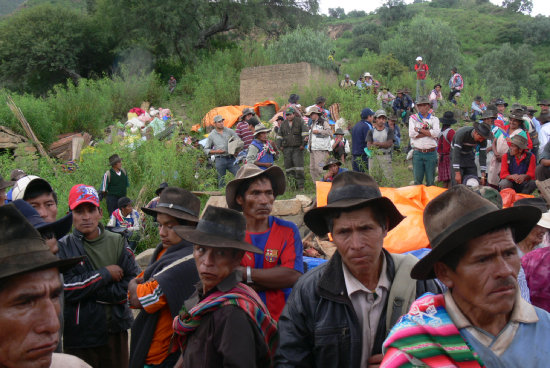 TRAGEDIA. Decenas de familias de Mosoj Llajta perdieron prcticamente todas sus pertenencias; vivirn en un campamento de evacuados.