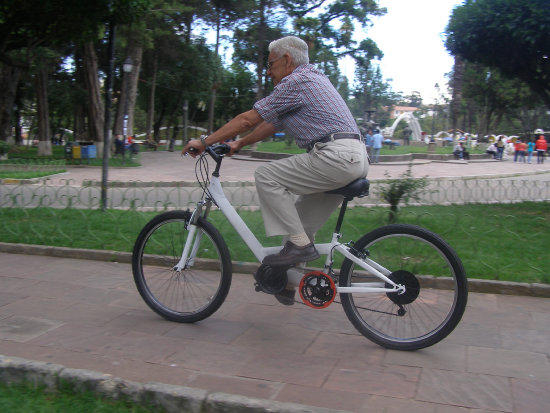 MAXXI ANDINA. Para probar su creación que nació en Estados Unidos, René Aillón tuvo que construir una nueva bicicleta en Sucre con bicicletas normales compradas en el mercado Campesino.