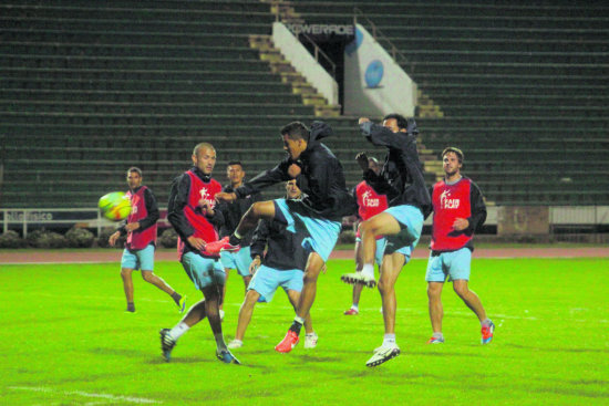 Los estudiantiles hicieron ftbol anoche, en el estadio Patria, pensando en su rival de turno.