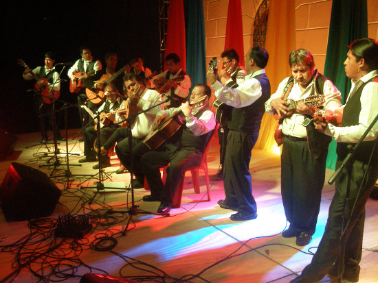 FIESTA. La estudiantina Tarco durante su presentacin anoche, en el Palacete de El Guereo.