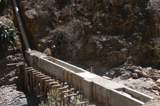 TRABAJO. El proyecto fue ejecutado de manera mancomunada entre ELAPAS y el Ministerio de Medio Ambiente y Agua.