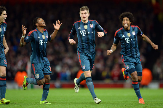 Toni Kroos abri el camino del triunfo para el Bayern; abajo, los jugadores de Atltico celebran el gol de Costa (i).