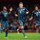 Toni Kroos abri el camino del triunfo para el Bayern; abajo, los jugadores de Atltico celebran el gol de Costa (i).