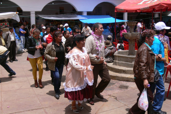 FIESTA. El agasajo a los compadres en el Mercado Central.