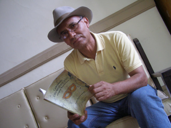 AUTOR. Felipe Medina con su libro.