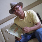 AUTOR. Felipe Medina con su libro.