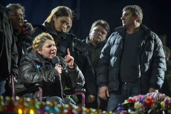 CAUDILLA. La ex primera ministra Timoshenko se dirige a la multitud en la plaza de Kiev tras ser liberada.