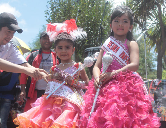 CORONADA. La reina del Carnaval Infantil 2014 junto a la reina del 2013.