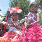 CORONADA. La reina del Carnaval Infantil 2014 junto a la reina del 2013.