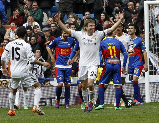 El mediocampista Asier Illarramendi (i) abri el camino del triunfo para el Real Madrid.