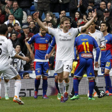 El mediocampista Asier Illarramendi (i) abri el camino del triunfo para el Real Madrid.