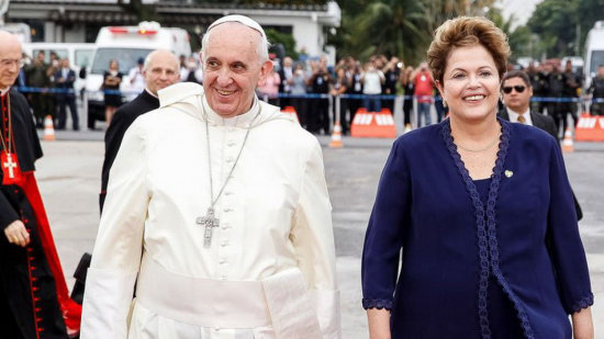 Dilma Rousseff (d) en su visita al papa Francisco.