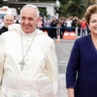 Dilma Rousseff (d) en su visita al papa Francisco.