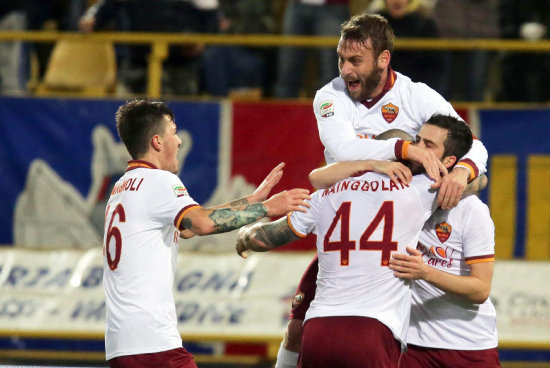 Los jugadores de Roma festejan el gol del triunfo sobre Bolonia.