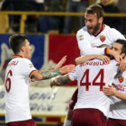 Los jugadores de Roma festejan el gol del triunfo sobre Bolonia.