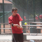 El tenista Alejandro Arraya fue el chuquisaqueo que ms lejos lleg en la segunda parte del Nacional de Tenis, en 14 aos varones.