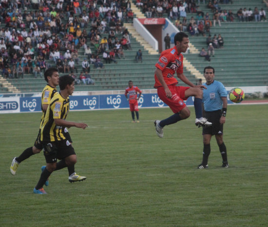 Mauricio Saucedo controla el baln ante la marca de dos jugadores atigrados; abajo, el arquero Daniel Vaca fue el primero de los cuatro jugadores expulsados del partido.