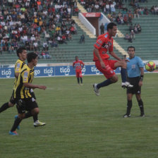 Mauricio Saucedo controla el baln ante la marca de dos jugadores atigrados; abajo, el arquero Daniel Vaca fue el primero de los cuatro jugadores expulsados del partido.