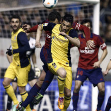 El delantero del Atltico de Madrid, David Villa, se dispone a cabecear un baln.