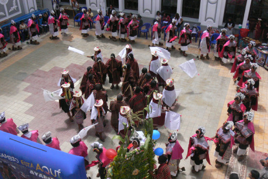 FIESTA. La demostracin del Pujllay de Tarabuco durante su lanzamiento ayer, en la Gobernacin de Chuquisaca.