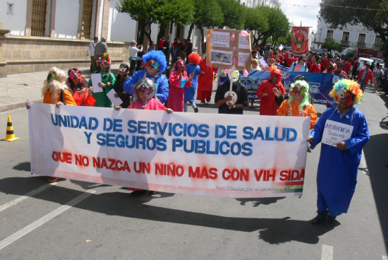 FARANDULA. Los jvenes que participaron del colorido desfile ayer.